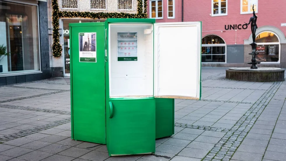 Tre gröna kylskåp markerar starten för Uppsala Stadsmissions julkampanj.