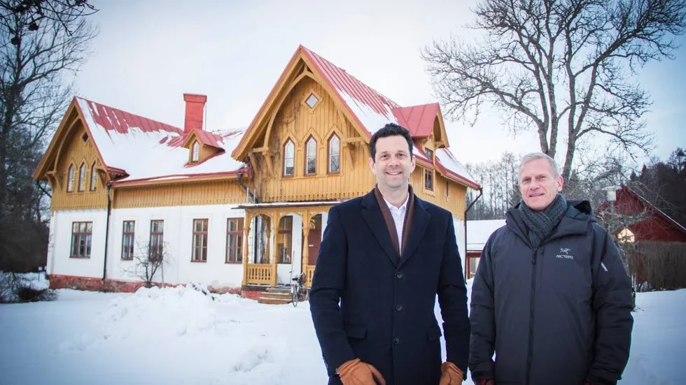 Christopher Eckerberg, tillförordnad personalchef vid Vattenfall produktion, och Fredrik Svensson, vd för AB Arvid Svensson, har precis meddelat att de slutit ett avtal som räddar Forsmarks skola.