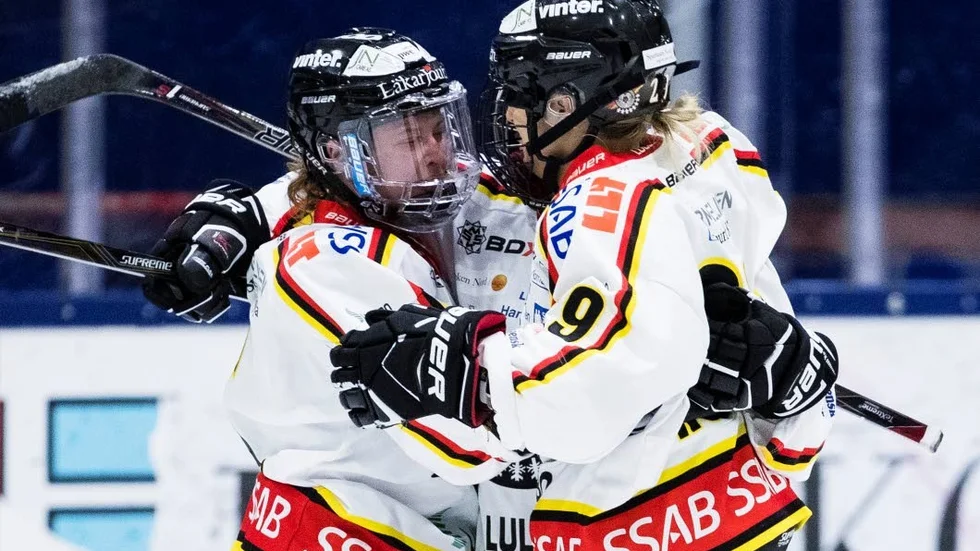 DUBBELT UPP. Luleå/Munksunds Jenni Hiirikoski och Emma Nordin gjorde varsitt mål mot Brynäs.
