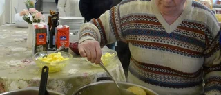 Kö till grytorna vid PRO:s paltfest
