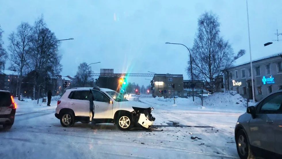 Flera bilar var inblandade i kollisionen, om inträffade i korsningen av Luleåvägen och Garnisonsgatan.