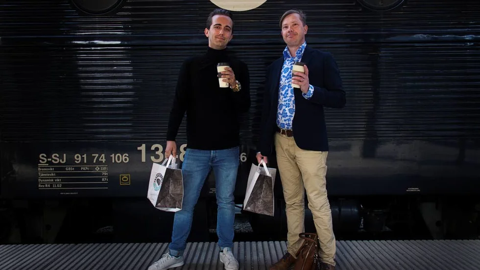 Eddie Lundgren och Magnus Krantz plockar upp varsin kaffe ur frukostpåsen.
– Det är det viktigaste på morgonen, säger Magnus.