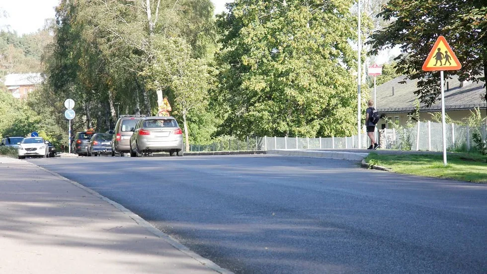 Stockholmsvägen och JP Johanssons gata har bitvis fått ny asfaltsbeläggning i sommar trots försenad upphandling.