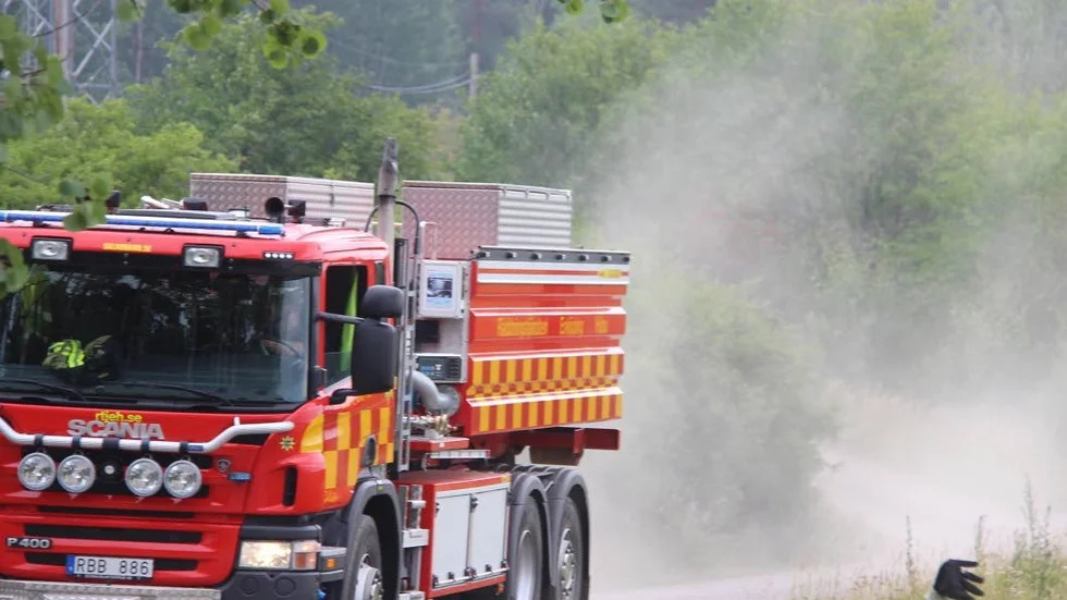 Det var mycket torrt i markerna norr om Bålsta i det område om skogsbranden inträffade. Här är personal från en av de tiotalet enheter som lämnar brandområdetett par kilometer norr om Brunnsta.