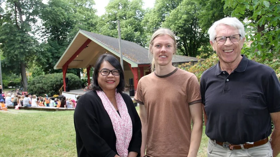 Emma Andrén, Joel Öhlund och Reino Irvebrant önskar sig lika stor publik till Måndagskvällarna som det var i Skolparken på torsdagen.Enköping Skolparken Måndagskväll  Emma Andrén, NBV, Joel Öhlund Studiefrämjandet och Reino Irvebrant Enköpings folkdansgille