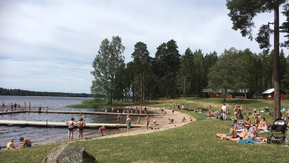 Badet vid Gimodammen rustades upp för några år sedan. Eldsjälar ser till att hålla det fint runt badet genom att bland annat kratta fågelbajs och dra upp vass. För en tid sedan fick eldsjälarna sina verktyg stulna.