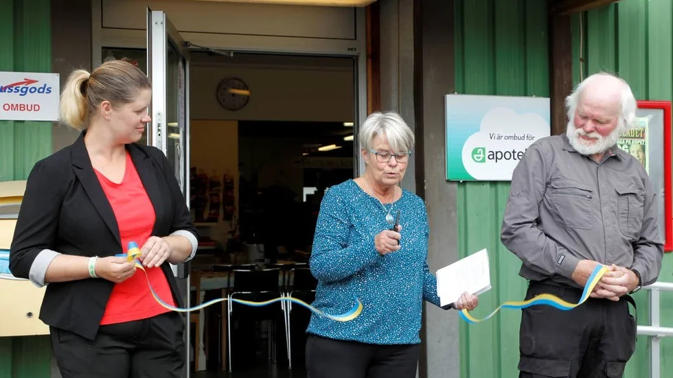Klipp. Sandra Nordin och Arne Nilsson höll bandet och Helena Öhlund invigde servicepunkten med sax.