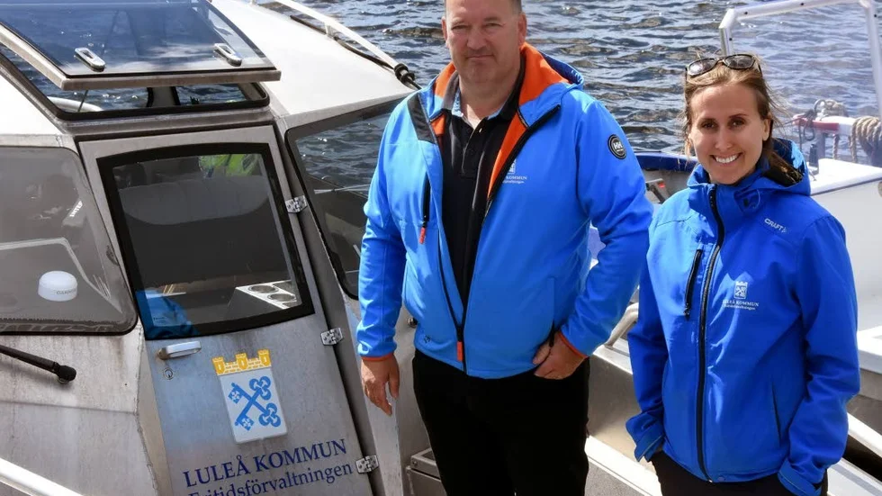 Ove Forsberg och Helena Holm är på väg ut till Småskär och Kluntarna för att besöka Luleå kommuns stugvärdar innan rusningen sätter in.