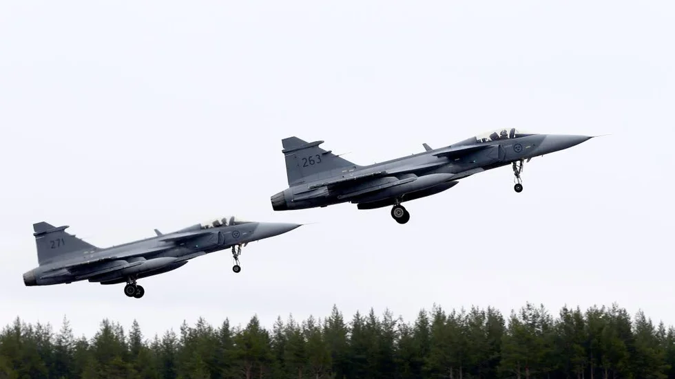 Mannen som får löneavdrag är civilanställd på flygflottiljen.