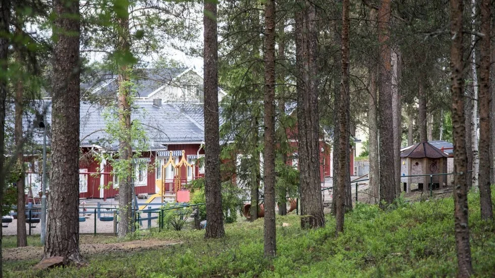 Skolbarnen hittade väskan i ett skogsparti i anslutning till förskolan Bergsprängaren.