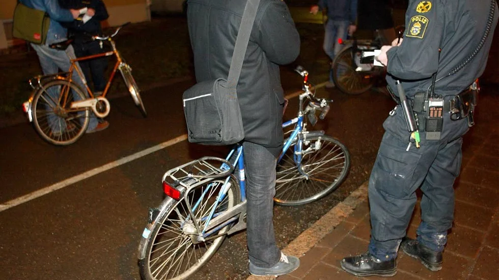 Cyklister i poliskontroll på Rackarberget i Uppsala.