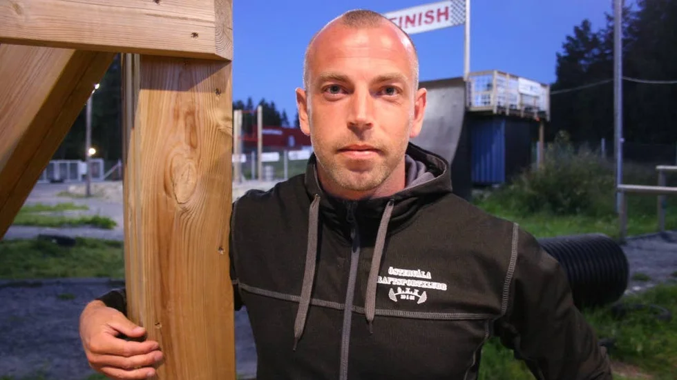 Östervåla Kraftsportsklubbs Magnus Eklöf har varit en av de ansvariga för bygget av den populära hinderbanan vid Lunda.