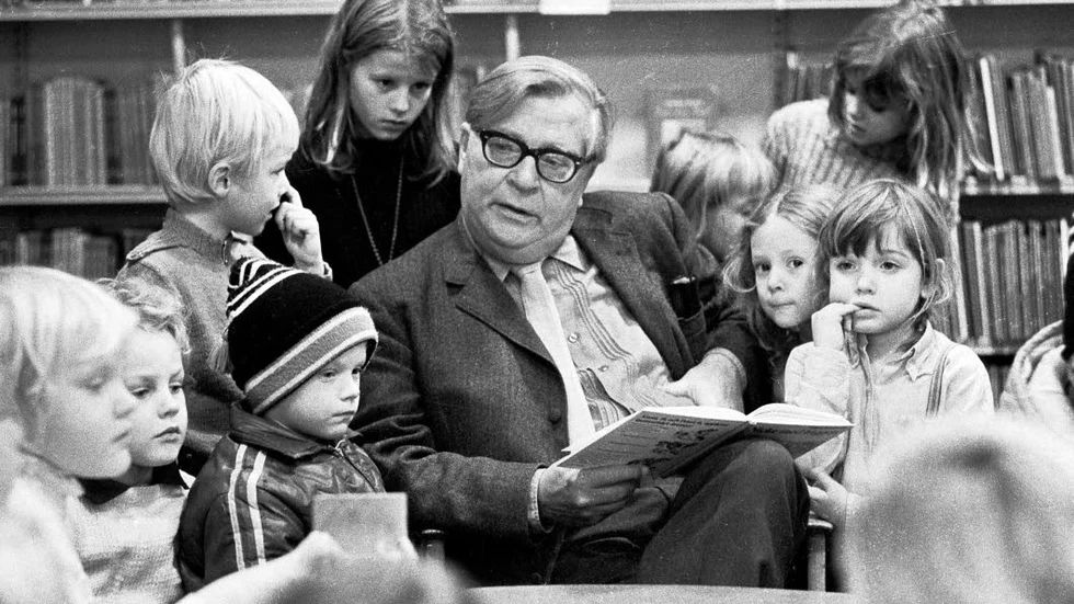 Gösta Knutsson. Läser barnböcker på Brantingsbiblioteket 1971.