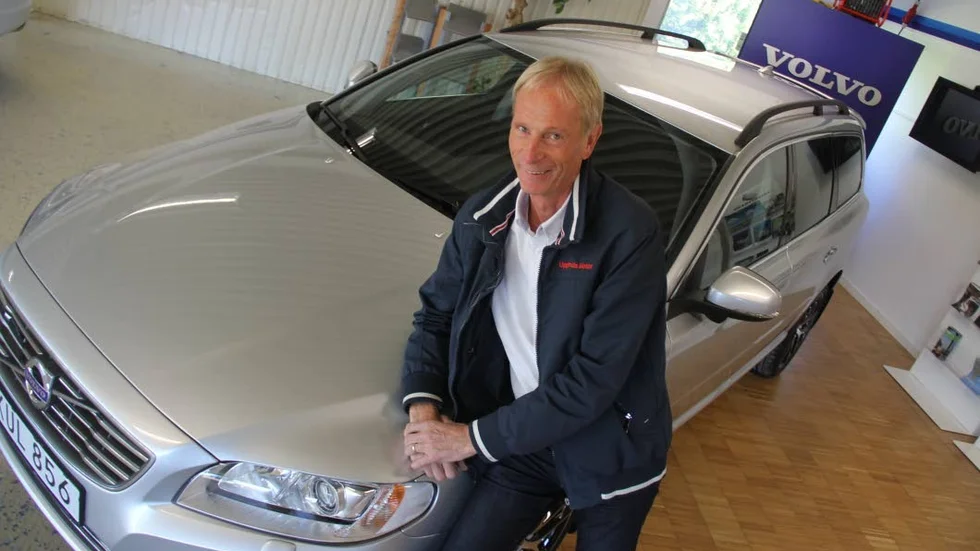 Lokal. Anders Adamsson vid Upplands Motor tycker att han märkt av att kunderna fortfarande vill träffa en lokal bilhandlare när de ska köpa bil.