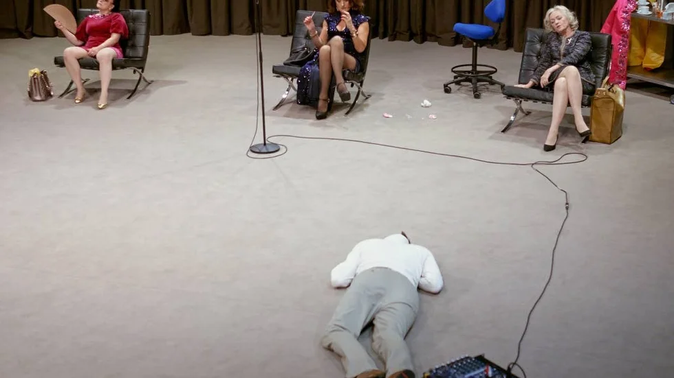 Despotiskt? Chatarina Larsson, Lolo Elwin, Anders Berg och Gunilla Röör i "Diktatorsfruar" på Uppsala stadsteater.