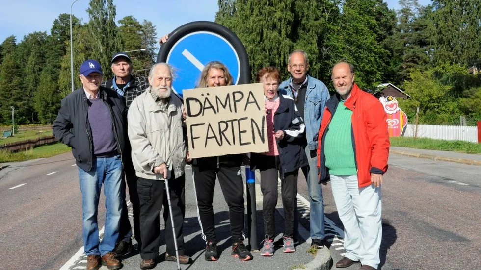 Vill sänka farten. Några av medlemmar i Föreningen Marmabygden som kämpar för att hastigheten på väg 291 genom Marma samhälle sänks. Från vänster: Bo Heimdahl, Ulf Carlsson, Jarl Holmström, Ann-Cathrin Andersson, Gun Ohlsson, Torgny Högman och Lars Gustafson, ordförande i föreningen.