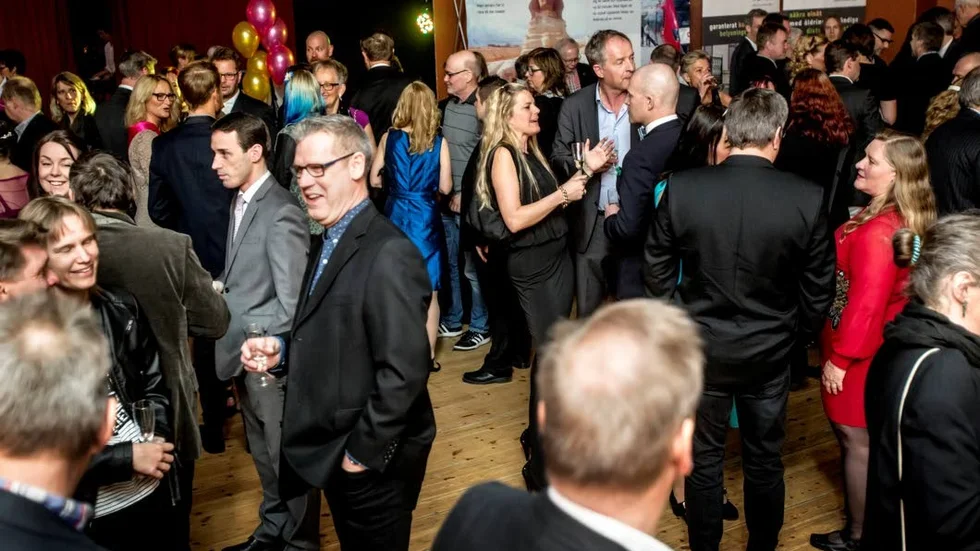 På fredag är det dags för årets företagargala i Tierps kommun där priset till årets företagare delas ut. På bilden ser vi lite mingel från en tidigare företagargala i kommunen.
