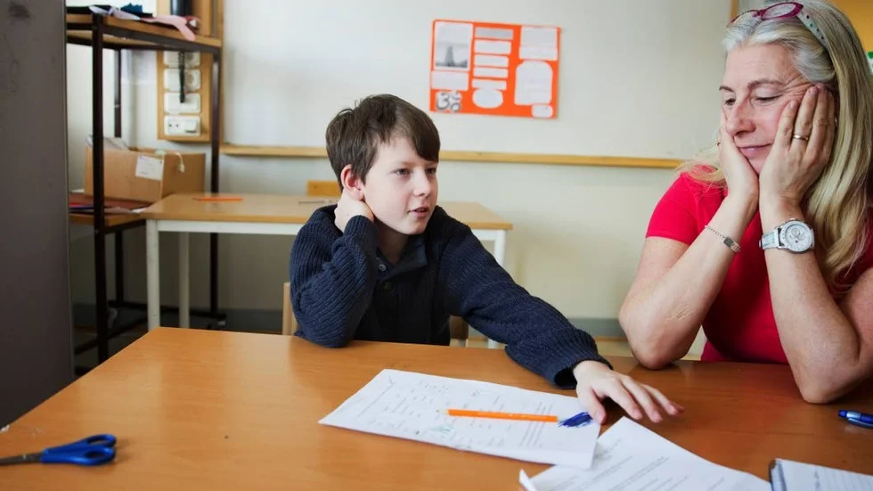 Barn på skolan kallar Simon Pettersson för robotmannen, för att han har benprotes. Här är han med sin mamma Ylva Pettersson.
