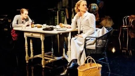 Lina Englund och Marie Richardson i Tribadernas natt på Klarascenen, Stockholms stadsteater.