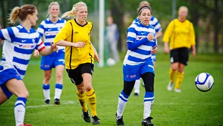 Gusks målskytt Helena Pettersson jagar efter bollen.