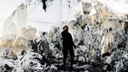 Det vita, sakrala har förvandlats till ett bläckfläckat inferno i Moderna museets tältpalats Bucky Dome. Konstnären Anastasia Ax tvekar inte att "förstöra" sina skulpturala verk under performanceföreställningen.