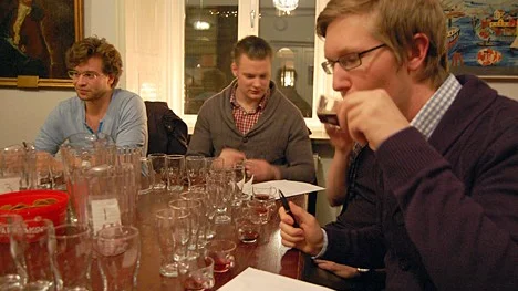 Gustav Mattsson tar ett smakprov av glöggen.
