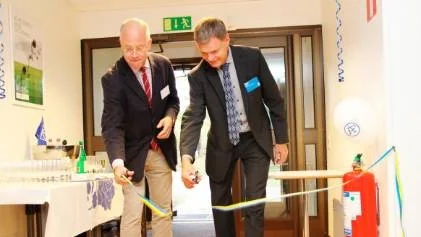 Kommunalrådet Jakob Spangenberg (C) och Per Magnusson, ÅF, klippte bandet.