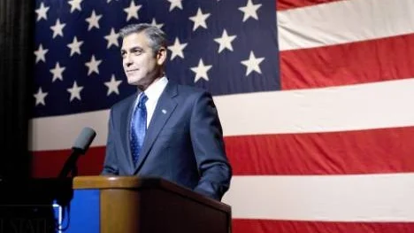 Governor Morris (George Clooney) i Maktens män.