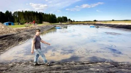 Chefsinstruktören Stefan Burström vid hoppdammsbygget.