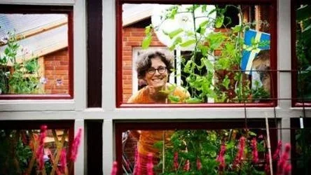 Ann-Catrin Thor vet vilken trädgårdslitteratur man ska välja. Letar man fakta är det böcker som gäller men om man vill ha koll på trenderna rekommenderar hon trädgårdstidningar.