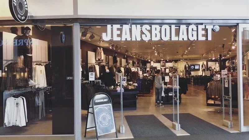Jeansbolaget ligger i Smedjan, det flyttar nu till en större lokal i samma galleria.