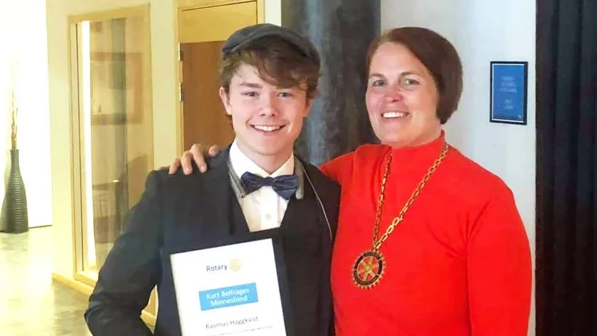 Rasmus Häggkvist tilldelas ett stipendium av Rotary. Här tillsammans med presidenten Lisa Nyström.