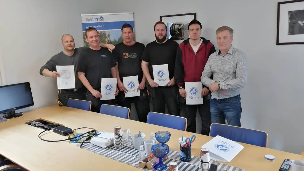 Janis Auvinen, Peter Asterfeldt, Krister Aldeman, Tommy Kangas och Daniel Johansson fick jobb. Till höger Kimmo Heinänen, Pipelife Hafab.