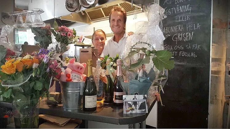 Sista kvällen. Annika Kjörling och Peter Ringlund omringade av blommor och presenter.