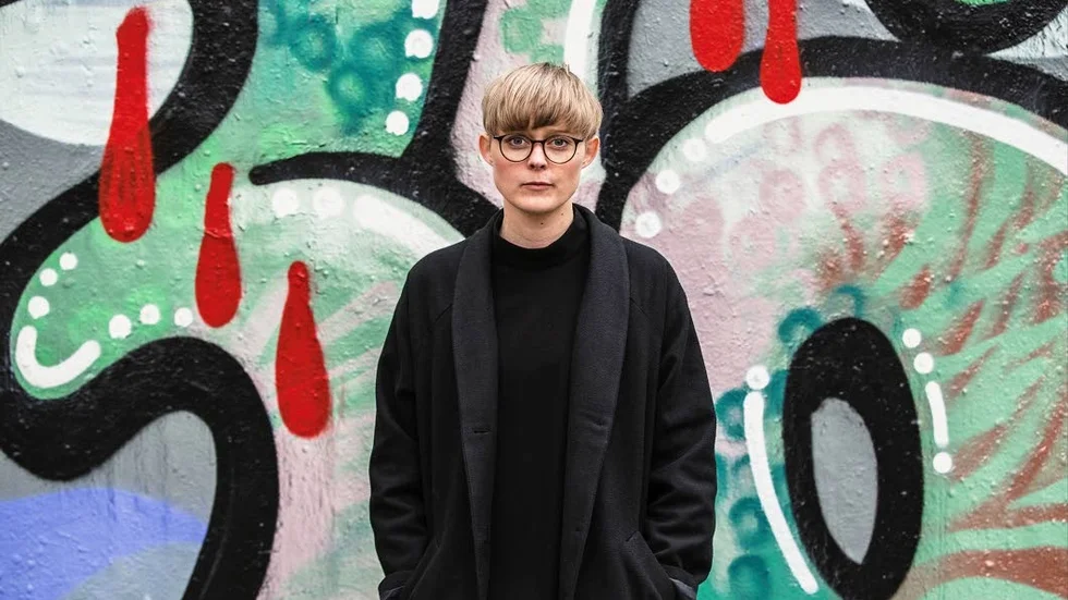 Emma Asps debutbok är en samling absurda parodier om de orimliga krav vi människor ställer på varandra.