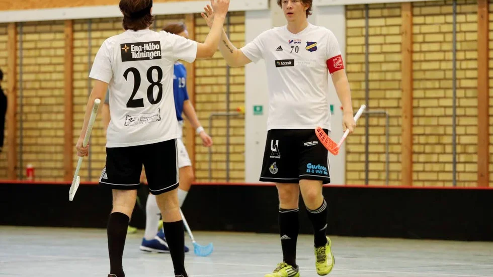 Derbyjubel. Jonathan Piispanen (nr 28) firar ett av Simon Ängs två mål i 7–4-segern mot Lamadjuret.