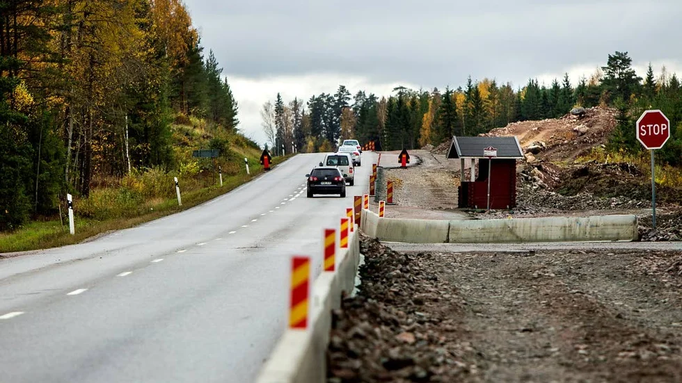 Upprustning av länsväg 288. Pengar till mötesfri 100-väg även mellan Gimo och Börstil utanför Östhammars tätort, utlovas av oppositionen. I remissupplagan av länstransportplanen fattas i nuläget 74 miljoner kronor.