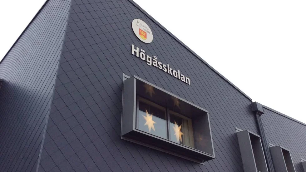 Högåsskolan är det första kommunala passivhus som byggdes i Knivsta kommun. I helgen träffas nationella och internationella experter på passivhus för en konferens i knivsta kommun.