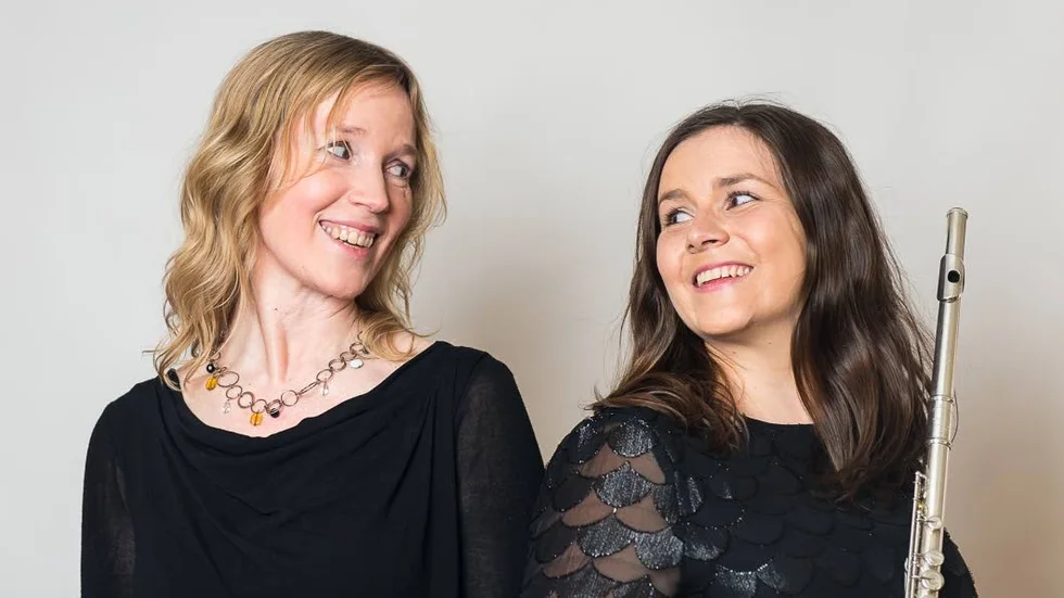 I fokus. Ingrid Lindskog på harpa och flöjtisten Hanna Gustafsson var kvällens solister.