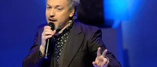 Eric Gadd skjuter på konsert