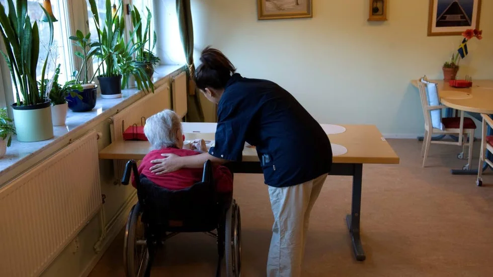 Tjänster. Extratjänsterna förgyller tillvaron på omsorgsboendena och ger introduktion i arbetslivet för nyanlända och långtidsarbetslösa.