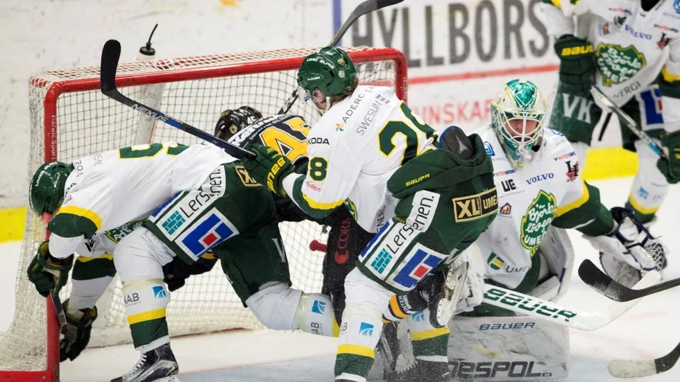 Lucas Sandström, mitten, i Björklövens tröja.