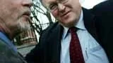 Professor Leif Lewin hälsar statsminister Göran Persson välkommen till Skytteanum i Uppsala där han ska hålla ett seminarium om utrikespolitik.