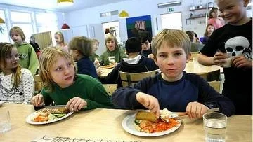 Sara Skogström och Erik Engström äter vegetariskt skolmat.