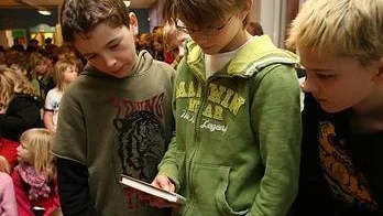 Aidon Fejsullahn, Rickard Andersson och Jens Daniels tycker att boken Stenöga av Tony Diterhazi och Holly Block är mycket läsvärd.