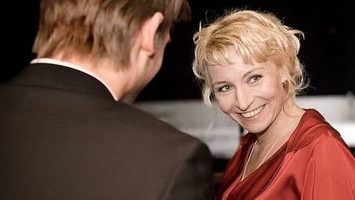 Dramatenkollegerna Bella, spelad av Martina Haag, och Micke, gestaltad av Nikolaj Coster-Waldau.