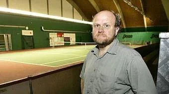 Ola Larsmo står utanför tennishallen bredvid "Svettis" i Uppsala där det så kallade Bollhusmötet ägde rum 1939.