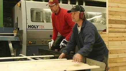 Olle Hiller (i röd tröja) och Håkan Johansson vid nya hyvellinjen.