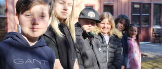 Akut vattenskada tvingade elever till snabb flytt • Om nya ovanliga skollokalen: "Jag vill vara kvar här"