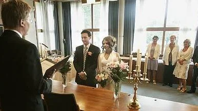 Ett av många par som vigdes borgerligti Stadshuset förra året, Fredrik och Alexandra Olsson